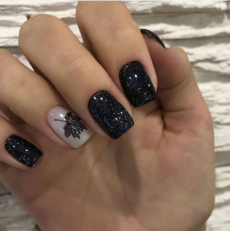 Чёрный маникюр с блёстками на короткие ногти