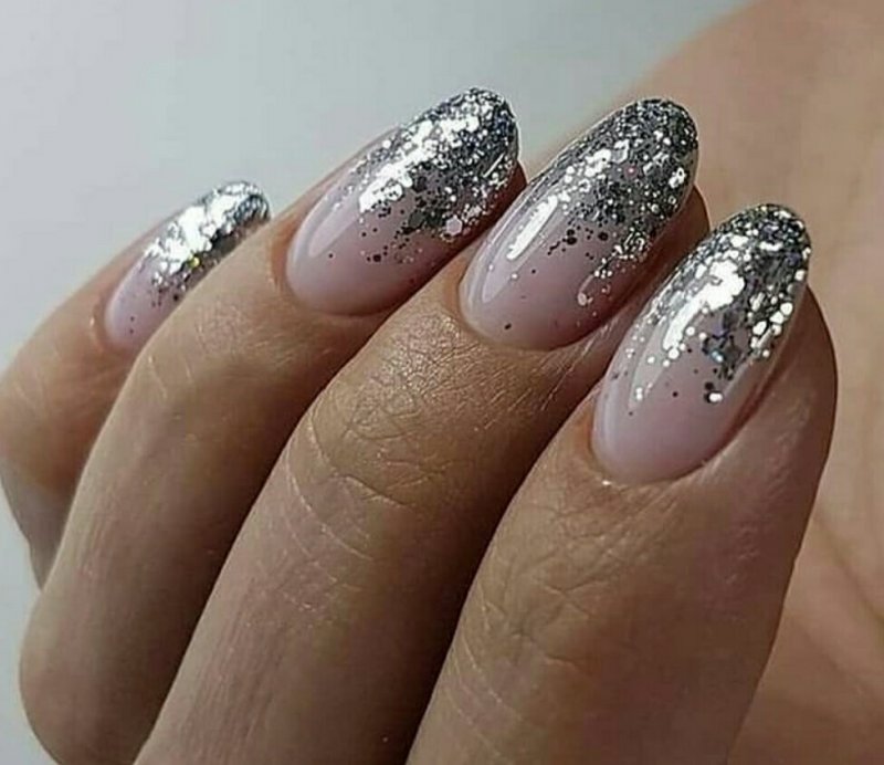 Маникюр растяжка блестками