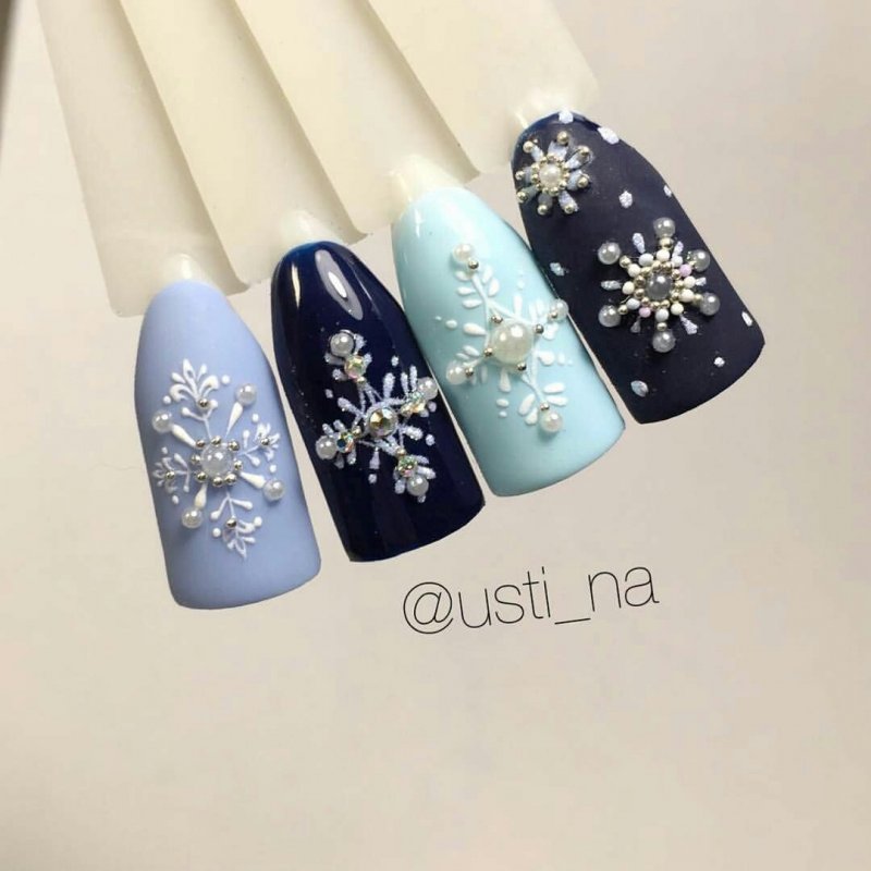 Маникюр снежинки из страз