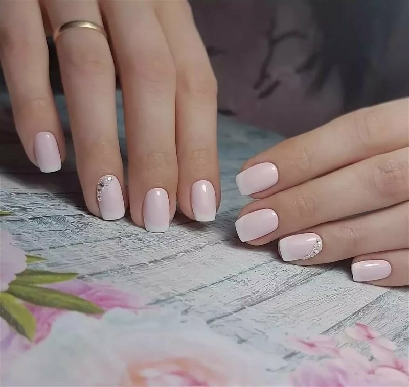 Нежный маникюр на очень короткие