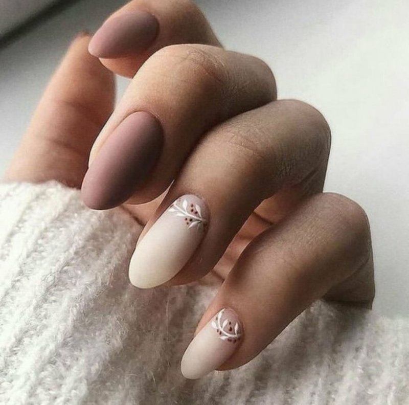 Миндальные ногти телесного цвета