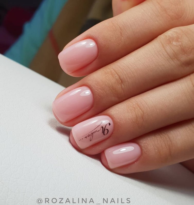 Нежный маникюр на короткие