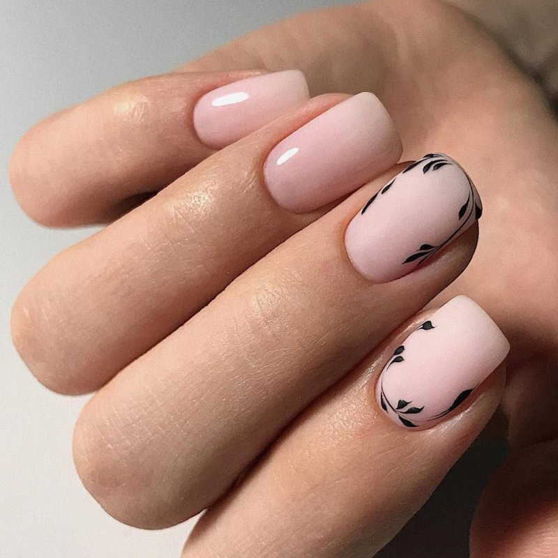 Нежный розовый маникюр на короткие