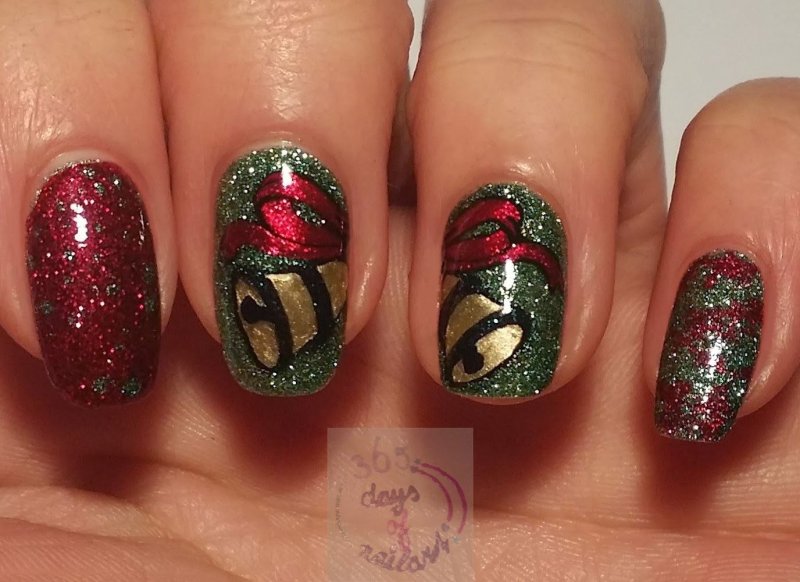 Серый маникюр с елкой