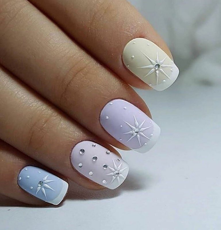 Нежный зимний маникюр на короткие ногти