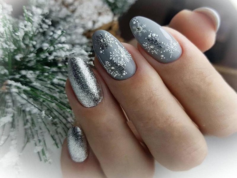 Короткие ногти с блестками