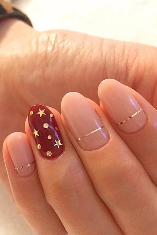 Новогодний маникюр на короткие ногти со снежинками