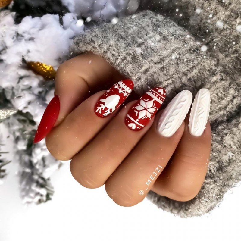 Серый новогодний маникюр на короткие ногти