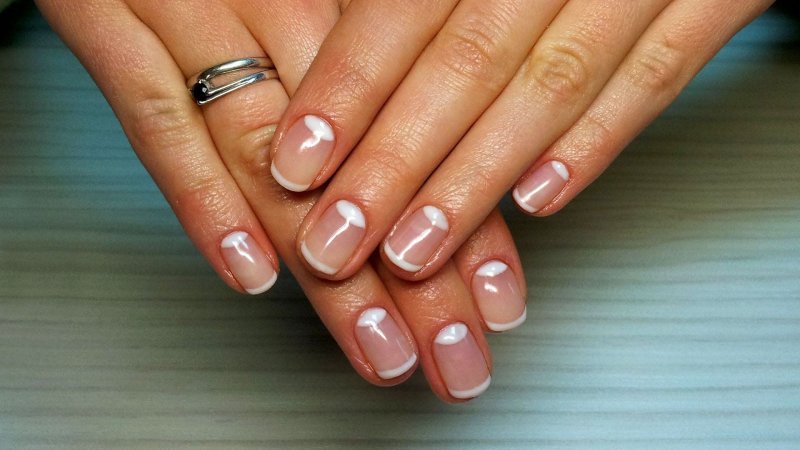 Шеллак на короткие ногти френч