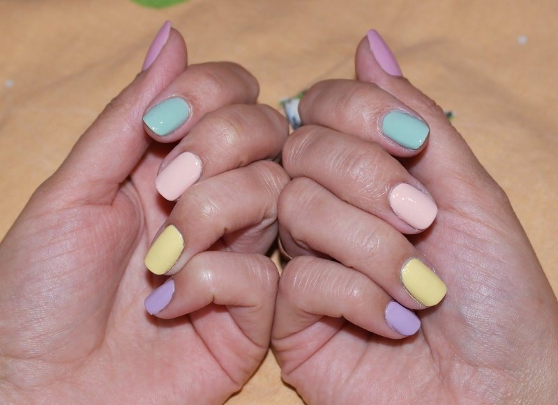 Серо-розовый маникюр