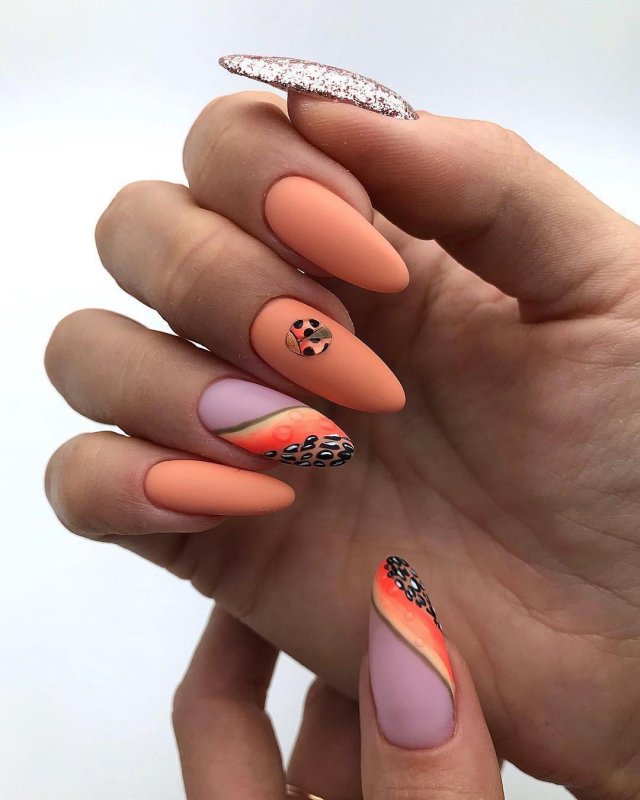 Коралловый маникюр на миндалевидных ногтях