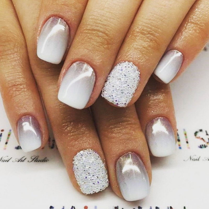 Серебристый маникюр на короткие