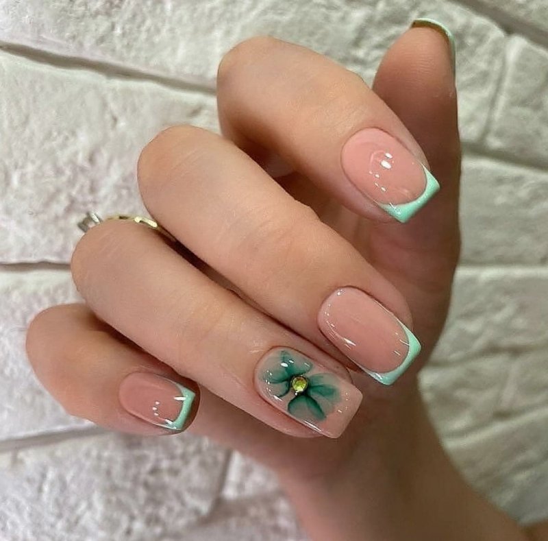 Мятный френч на короткие ногти