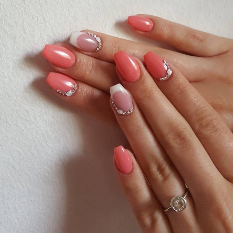 Коралловый маникюр на короткие ногти