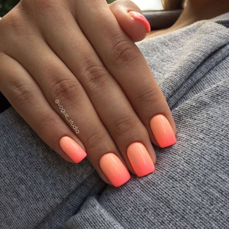 Коралловые ногти с лункой