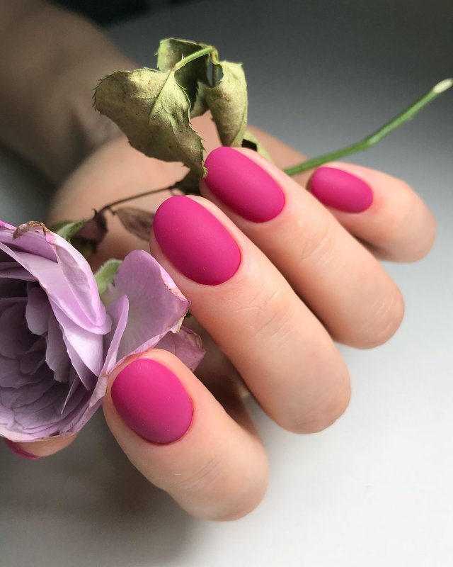 Неоновые розовые ногти
