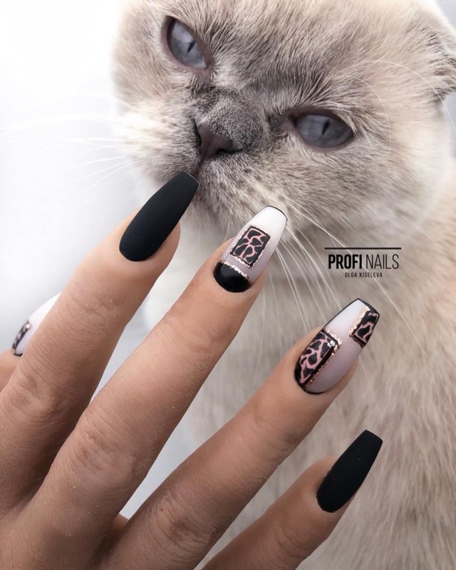 Стильный маникюр с кошкой