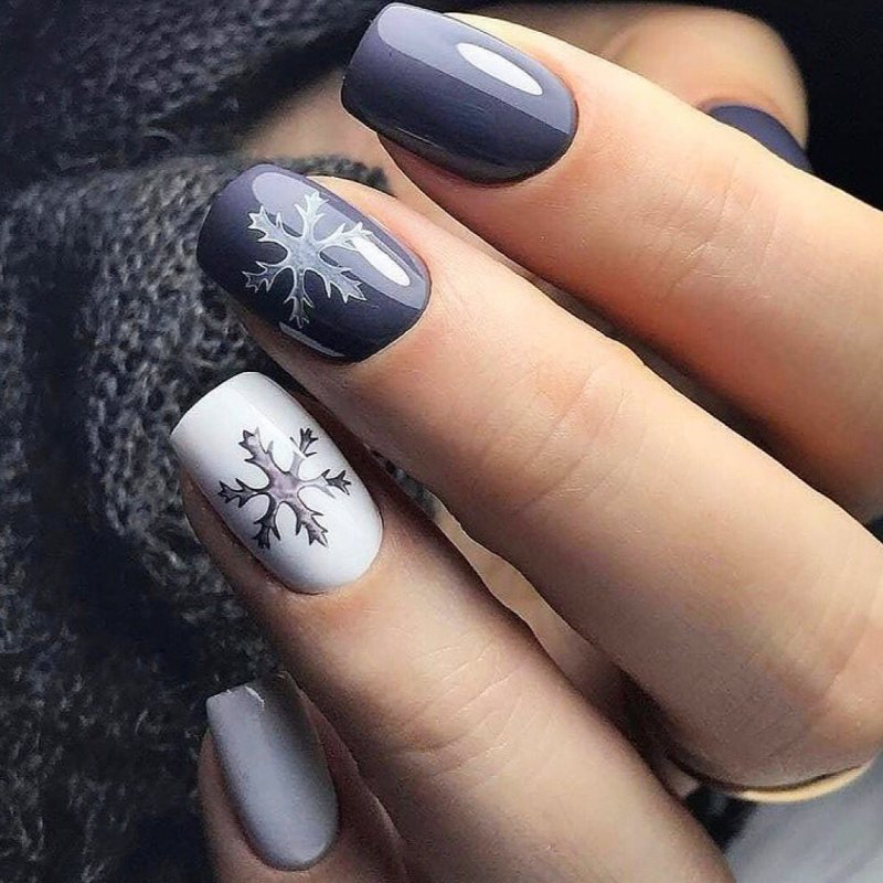 Зимний маникюр на короткие ногти