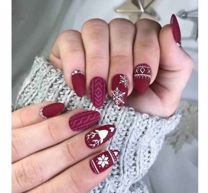 Серый зимний маникюр