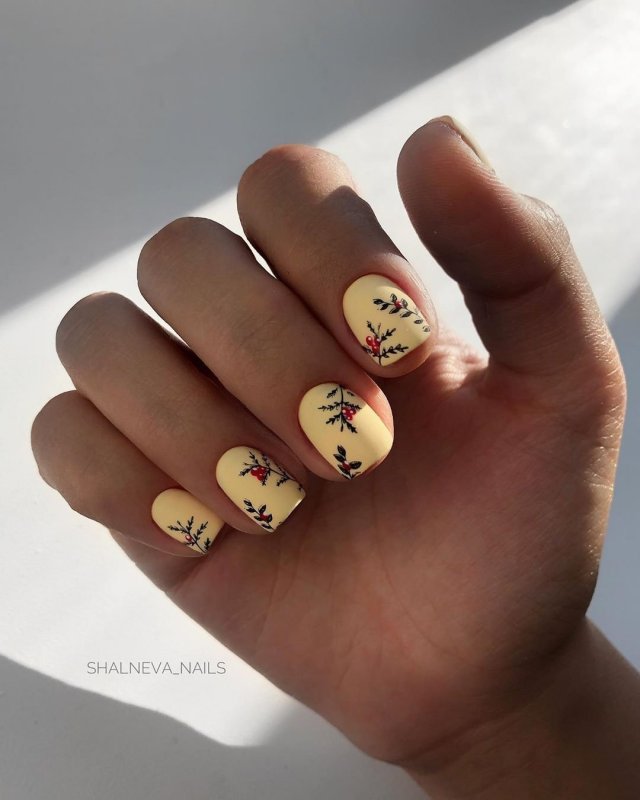 Короткие желтые ногти