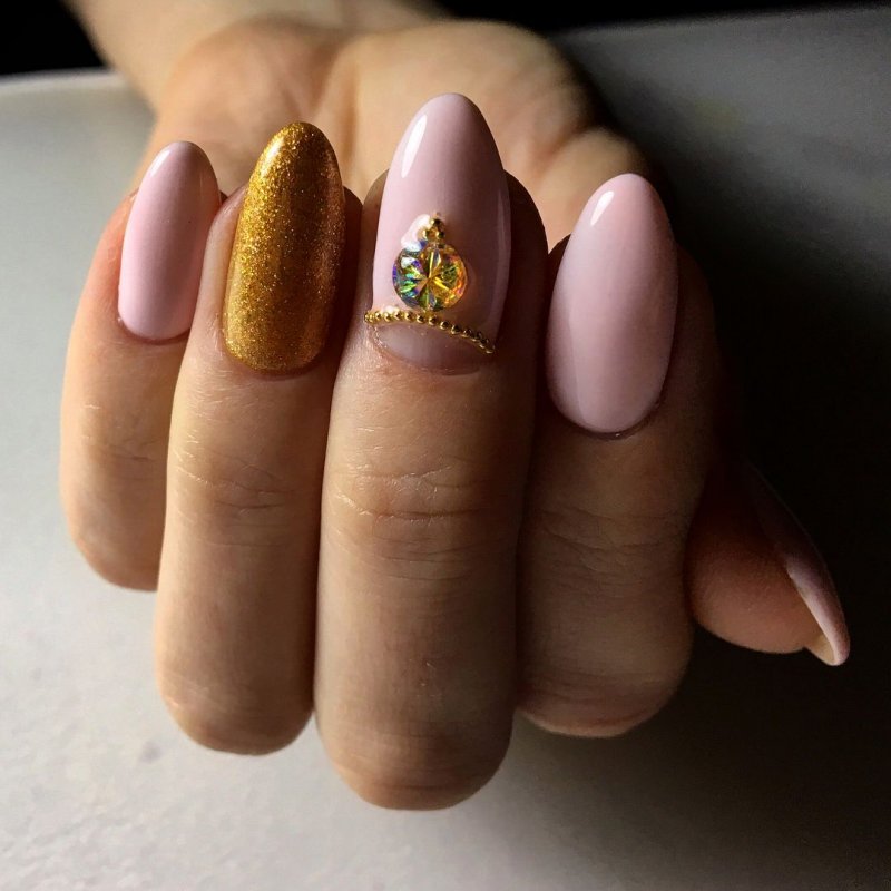 Необычный маникюр на короткие ногти
