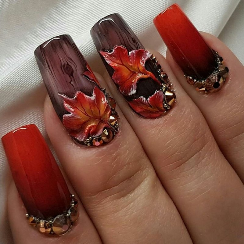 Маникюр с кленовым листом