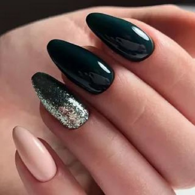 Изумрудные ногти миндаль