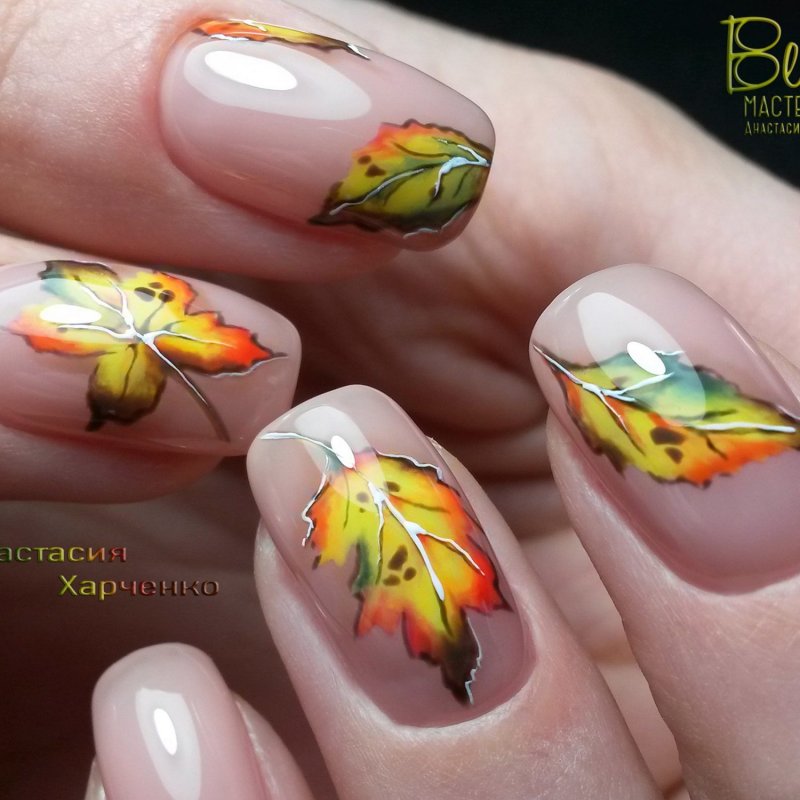 Маникюр с кленовым листочком