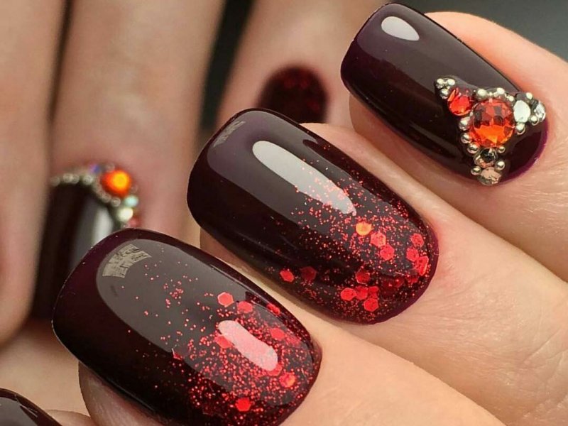 Коралловый маникюр с листьями