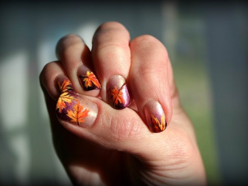 Маникюр с кленовым листом