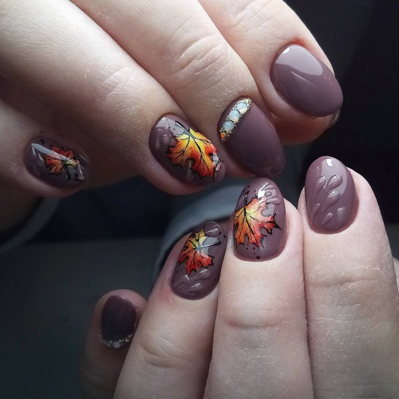 Маникюр с осенними листьями