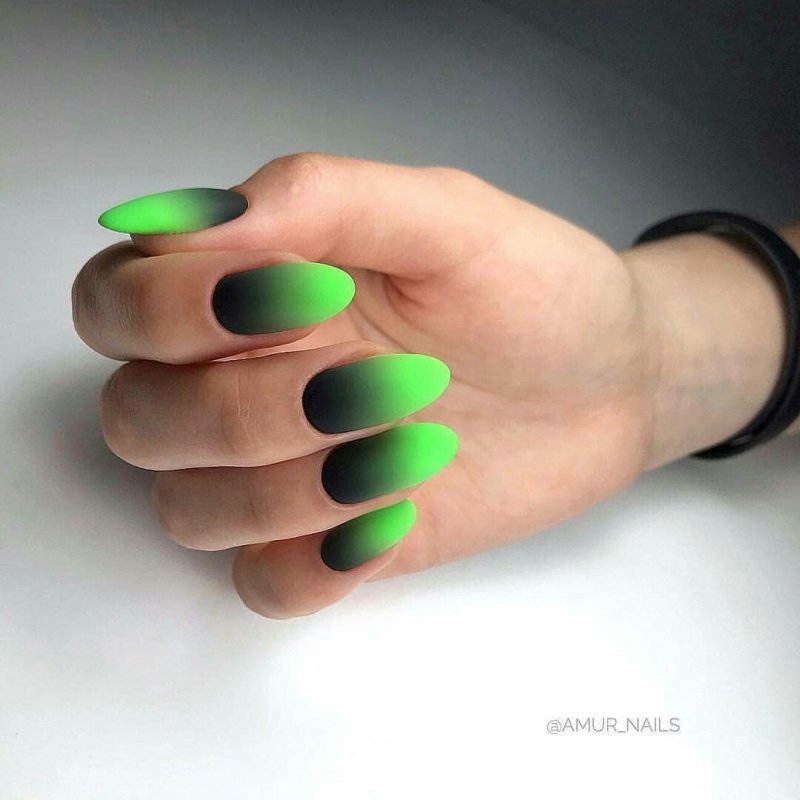 Маникюр градиент яркий