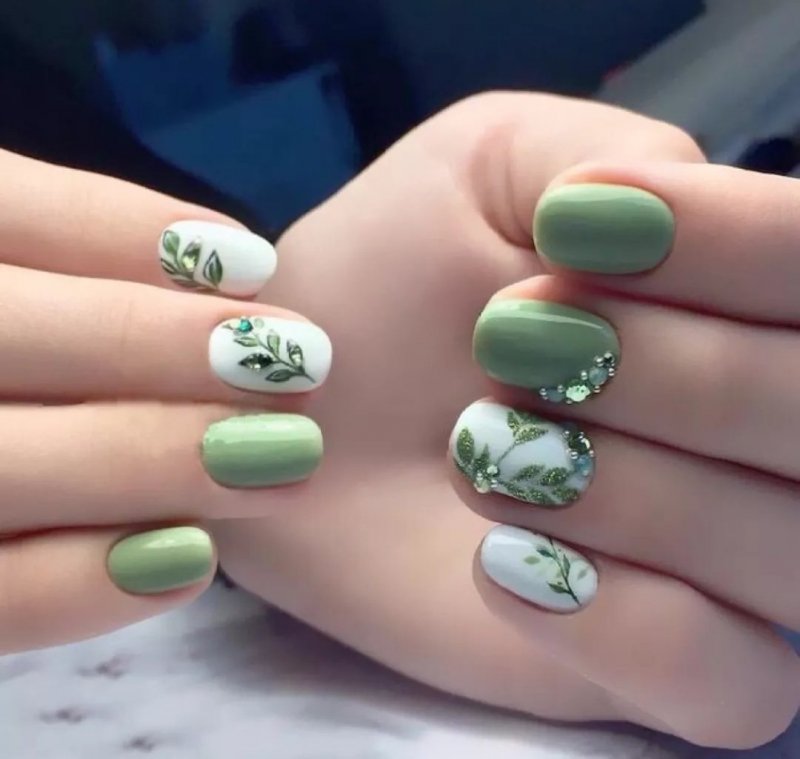 Зелёный маникюр на короткие ногти