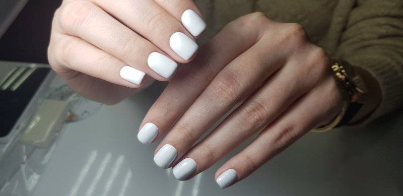 Белые короткие ногти