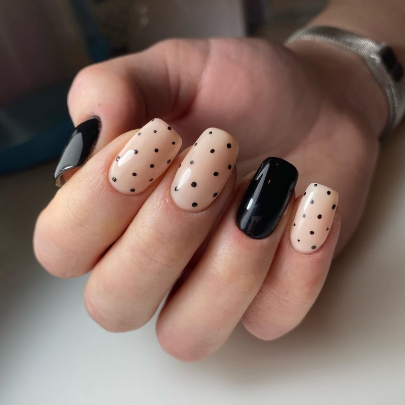 Маникюр на короткие ногти с точками