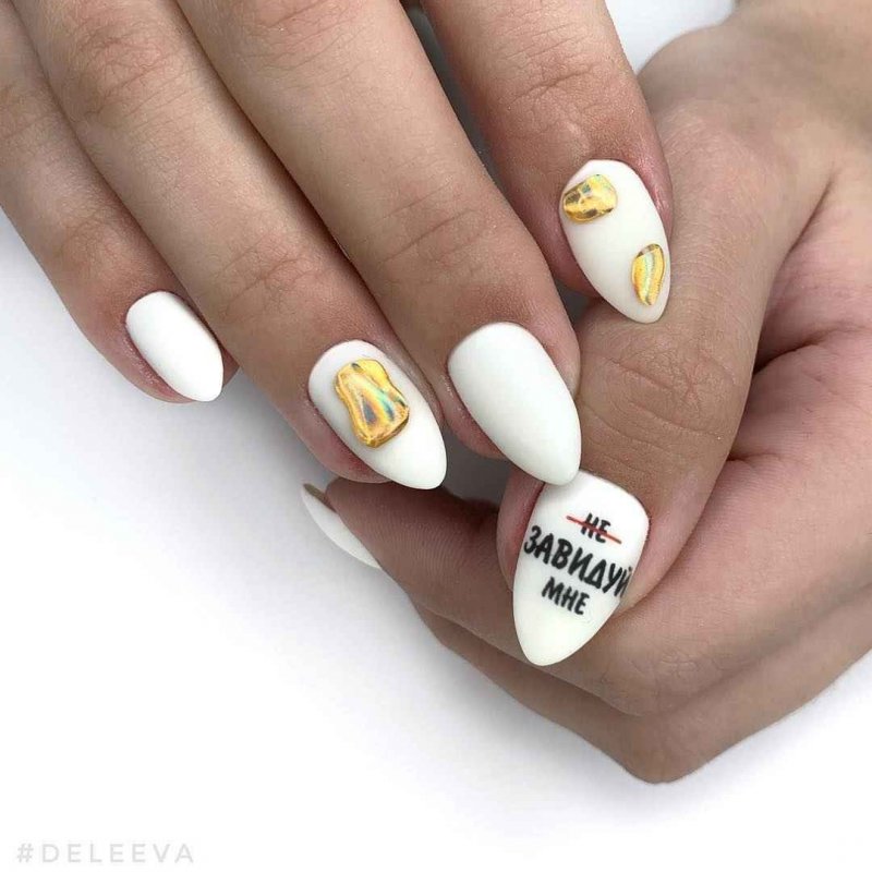 Белый маникюр с единорогом