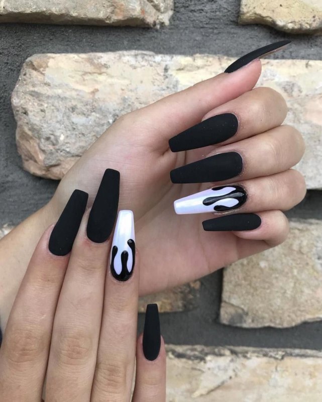 Длинные черные ногти