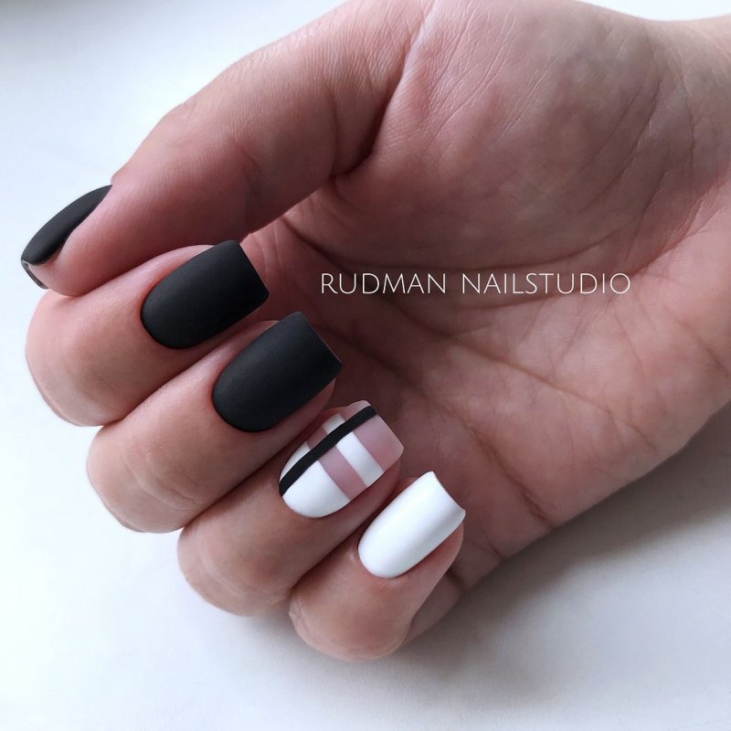 Чёрно-белый маникюр на коротких ногтях матовый