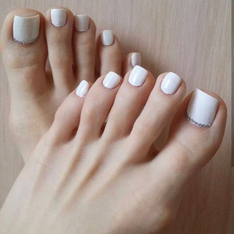 Белый педикюр