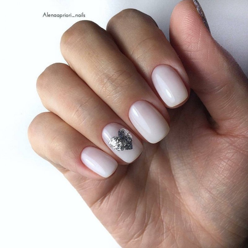 Молочные короткие ногти