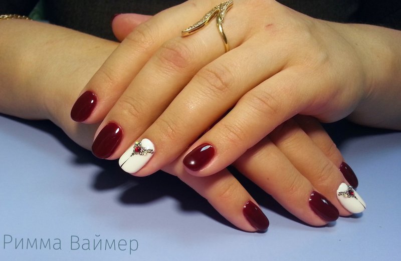 Бордовый френч на ногтях