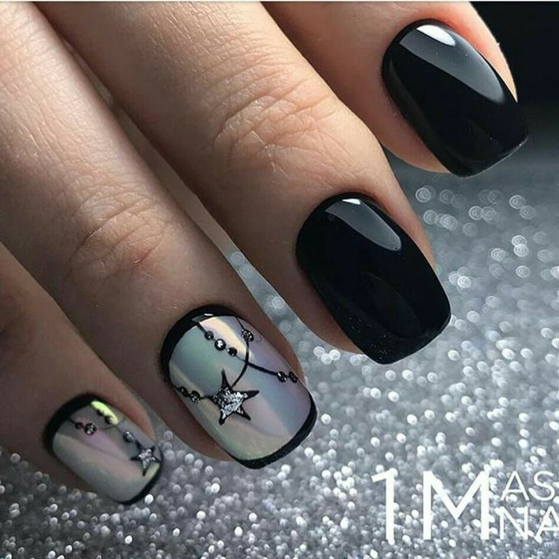 Чёрный маникюр со звёздами