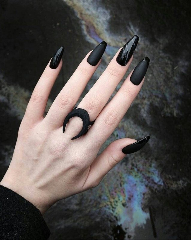 Длинные черные ногти