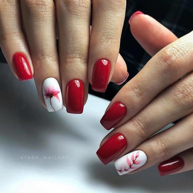 Белый френч с красным акцентом