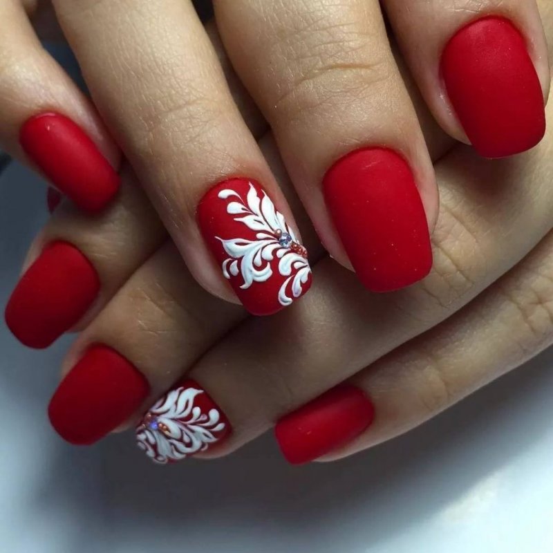 Красный маникюр с узором