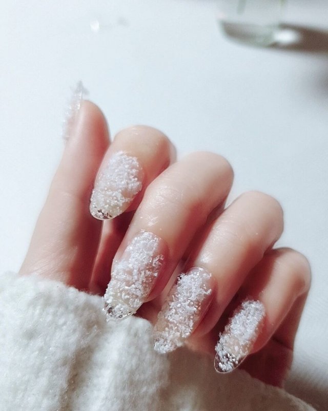 Маникюр в белых оттенках