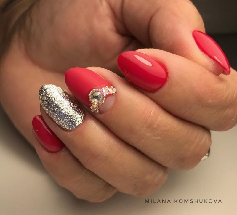 Ногти красные с серебром