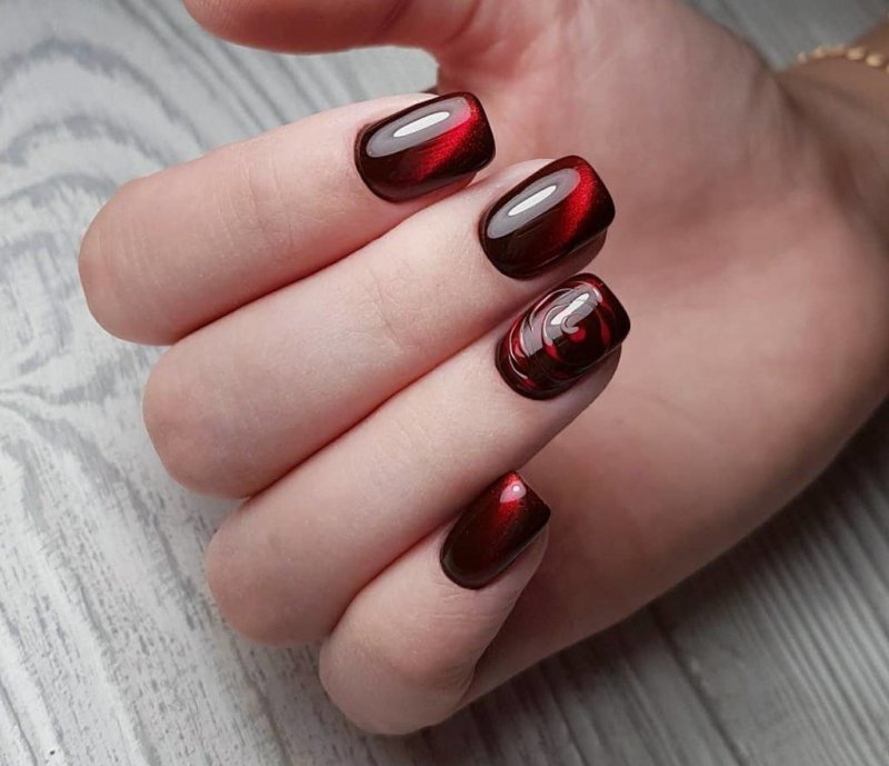 Маникюр на короткие ногти кошачий глаз красный