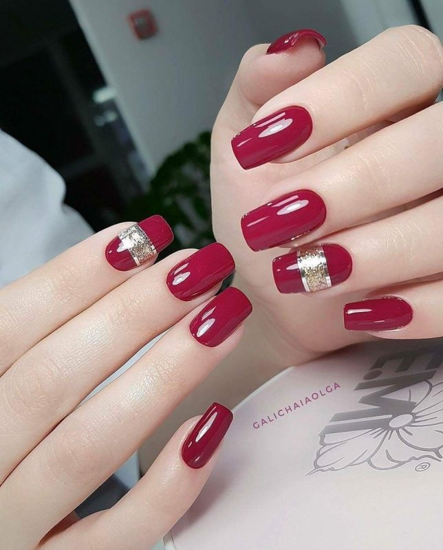 Маникюр на короткие ногти в красных тонах