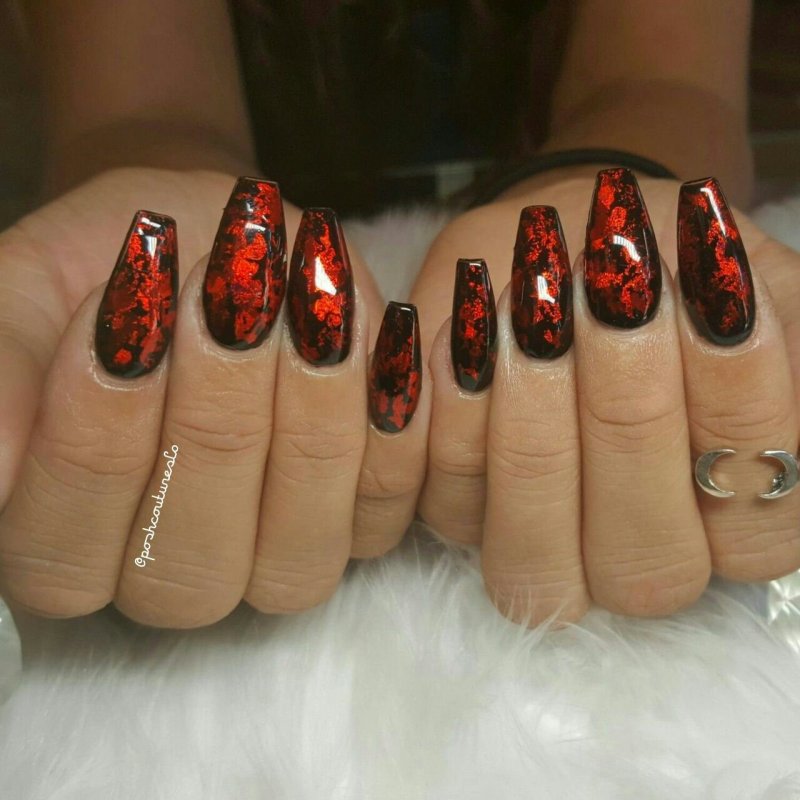 Красный маникюр сзооотом